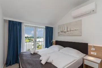 One-Bedroom Sea-View Apartment in Umag for 4