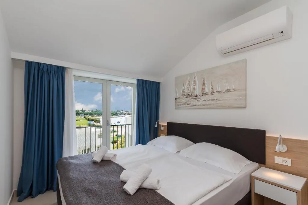 One-Bedroom Sea-View Apartment in Umag for 4