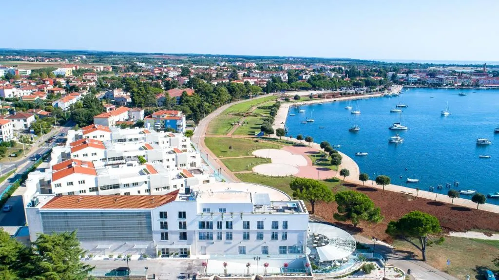 One-Bedroom Sea-View Apartment in Umag for 4