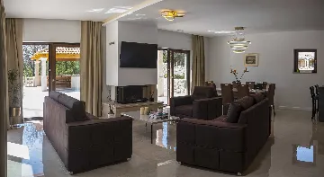 Four-Bedroom Villa with Heated Pool in Čilipi