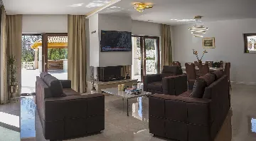 Four-Bedroom Villa with Heated Pool in Čilipi