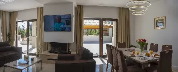 Four-Bedroom Villa with Heated Pool in Čilipi