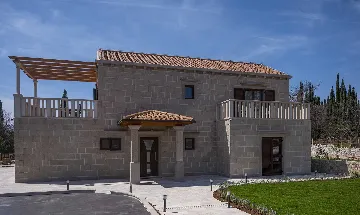 Four-Bedroom Villa with Heated Pool in Čilipi