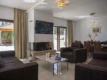 Four-Bedroom Villa with Heated Pool in Čilipi