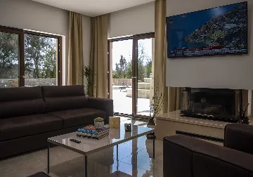 Four-Bedroom Villa with Heated Pool in Čilipi