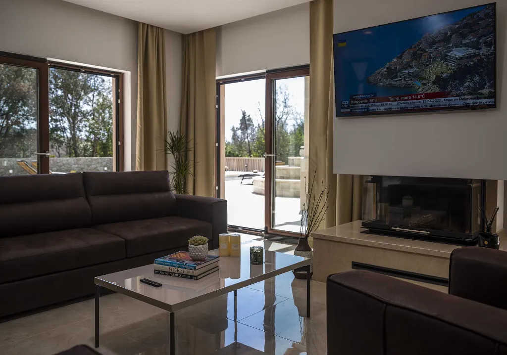 Four-Bedroom Villa with Heated Pool in Čilipi