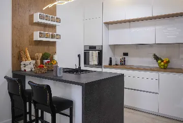 Four-Bedroom Villa with Heated Pool in Čilipi