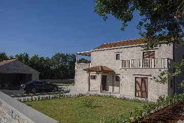 Four-Bedroom Villa with Heated Pool in Čilipi
