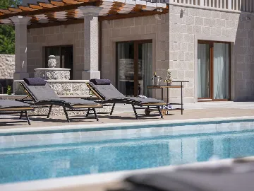 Four-Bedroom Villa with Heated Pool in Čilipi