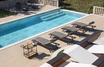 Four-Bedroom Villa with Heated Pool in Čilipi