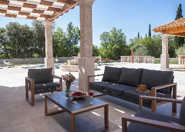 Four-Bedroom Villa with Heated Pool in Čilipi