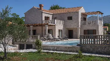 Four-Bedroom Villa with Heated Pool in Čilipi