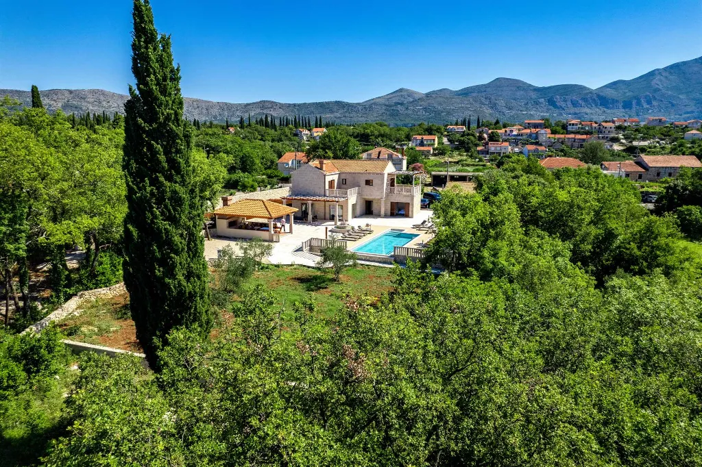 Four-Bedroom Villa with Heated Pool in Čilipi
