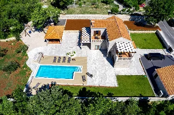 Four-Bedroom Villa with Heated Pool in Čilipi