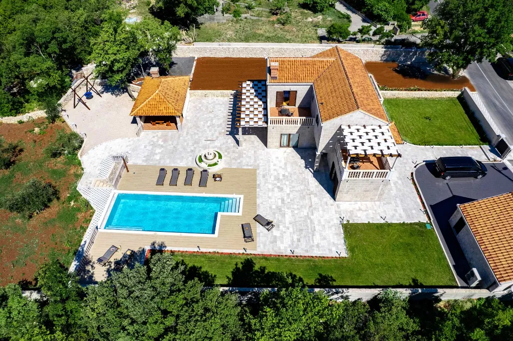 Four-Bedroom Villa with Heated Pool in Čilipi