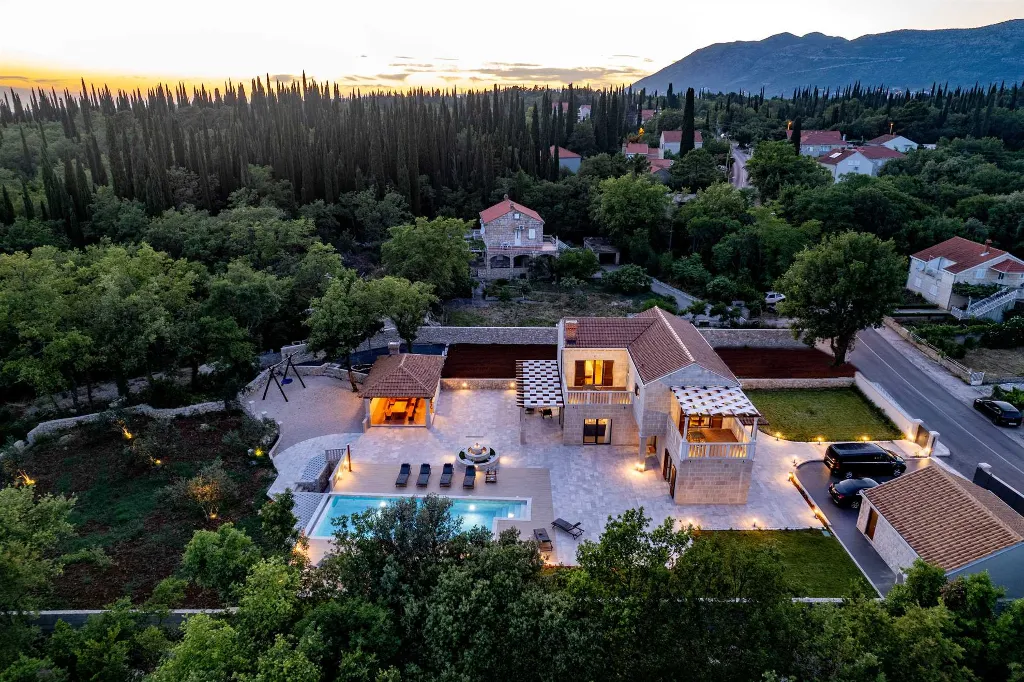 Four-Bedroom Villa with Heated Pool in Čilipi