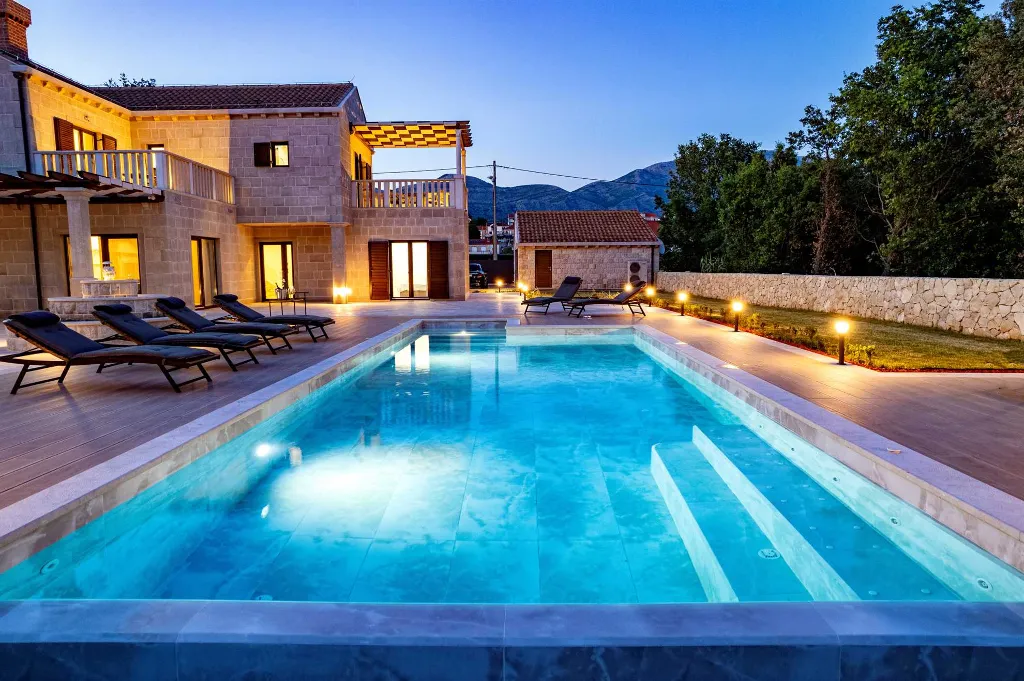 Four-Bedroom Villa with Heated Pool in Čilipi