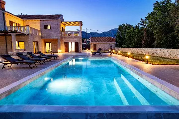 Four-Bedroom Villa with Heated Pool in Čilipi