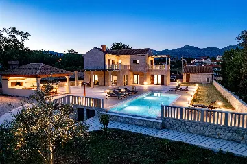 Four-Bedroom Villa with Heated Pool in Čilipi