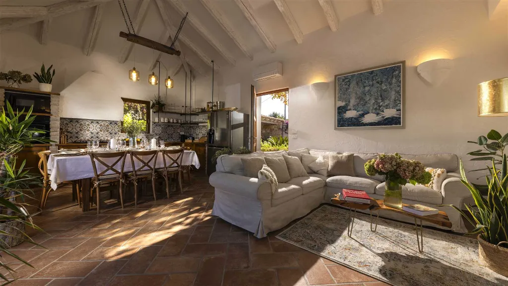 Four-Bedroom Villa with Pool in Molunat