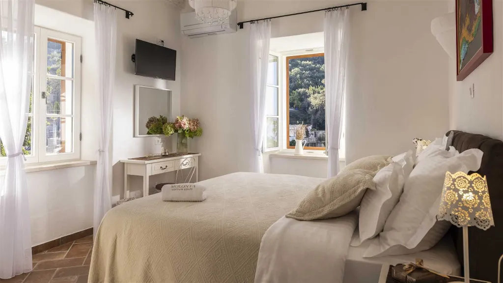 Four-Bedroom Villa with Pool in Molunat