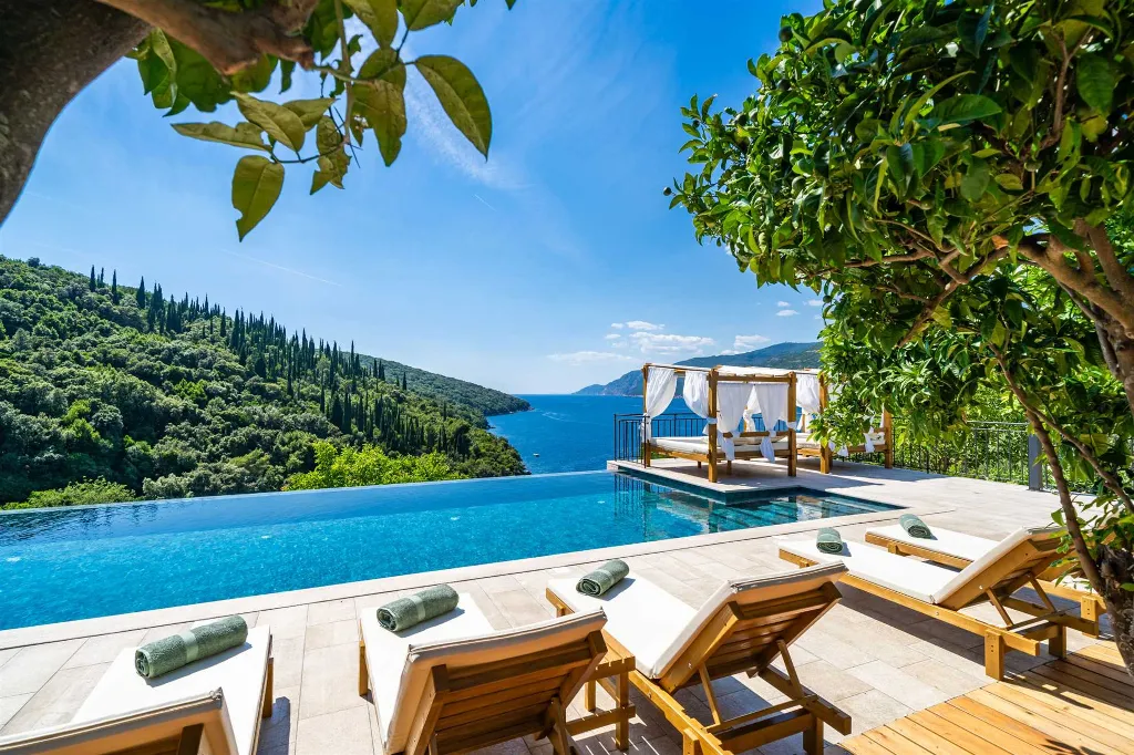 Four-Bedroom Villa with Pool in Molunat