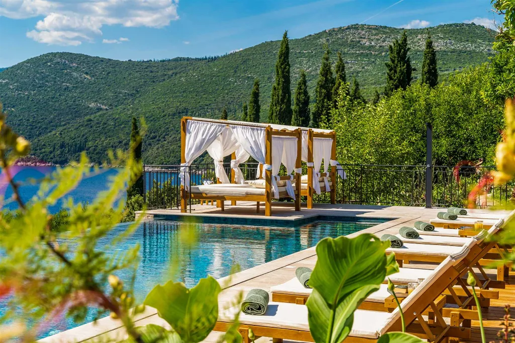 Four-Bedroom Villa with Pool in Molunat