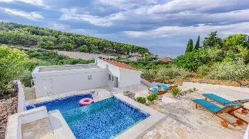 Two-Bedroom Holiday House in Sutivan with Heated Pool