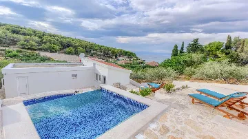 Two-Bedroom Holiday House in Sutivan with Heated Pool