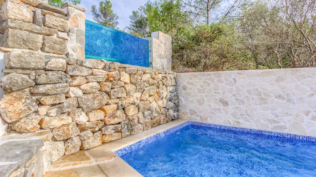 Two-Bedroom Holiday House in Sutivan with Heated Pool