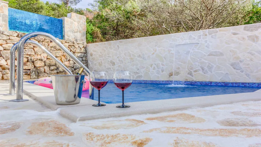 Two-Bedroom Holiday House in Sutivan with Heated Pool