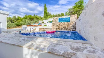 Two-Bedroom Holiday House in Sutivan with Heated Pool