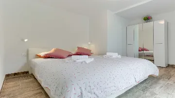 Two-Bedroom Holiday House in Sutivan with Heated Pool