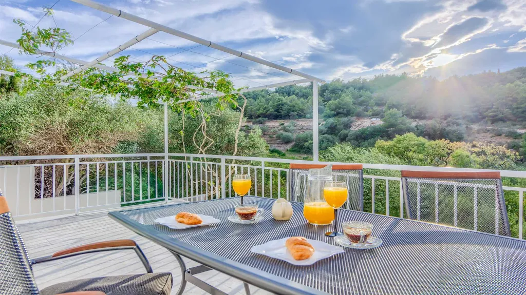 Two-Bedroom Holiday House in Sutivan with Heated Pool