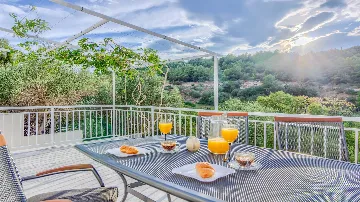 Two-Bedroom Holiday House in Sutivan with Heated Pool