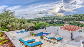 Two-Bedroom Holiday House in Sutivan with Heated Pool