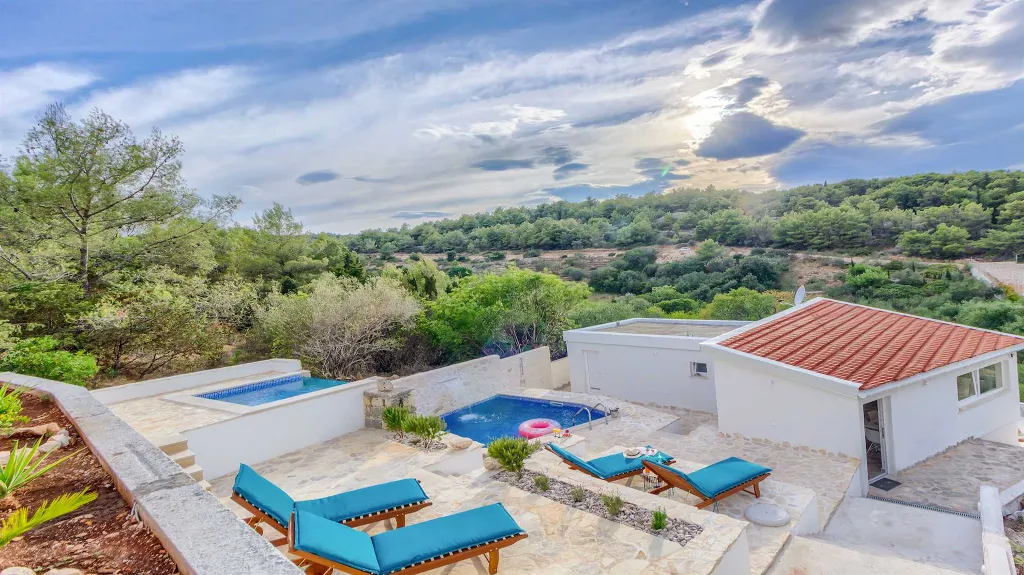 Two-Bedroom Holiday House in Sutivan with Heated Pool