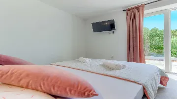 Two-Bedroom Holiday House in Sutivan with Heated Pool