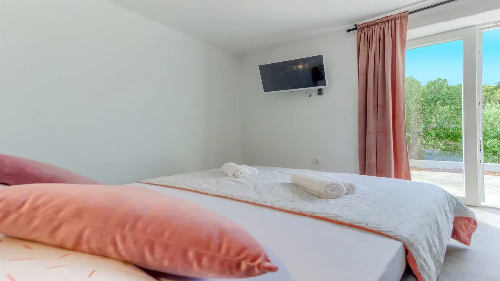 Two-Bedroom Holiday House in Sutivan with Heated Pool