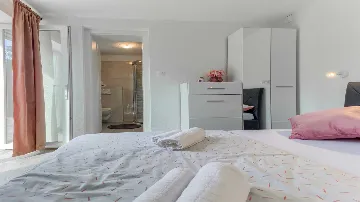 Two-Bedroom Holiday House in Sutivan with Heated Pool