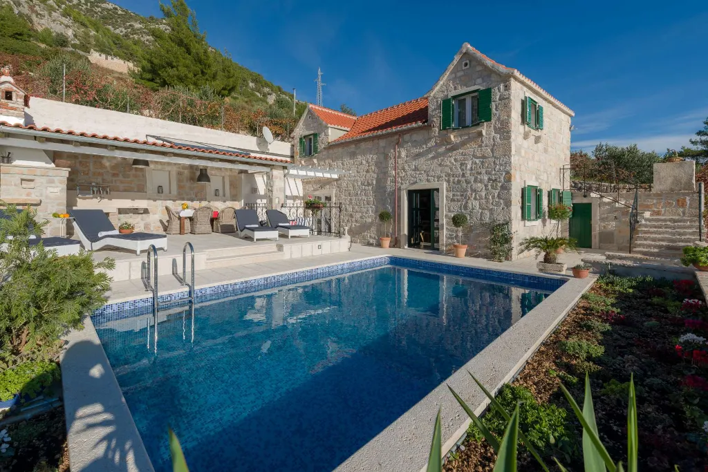 3-Bedroom Villa with Heated Pool and Sea Views in Murvica