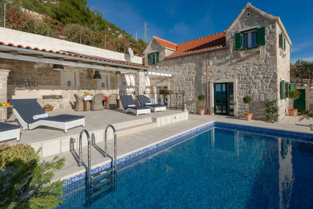 3-Bedroom Villa with Heated Pool and Sea Views in Murvica