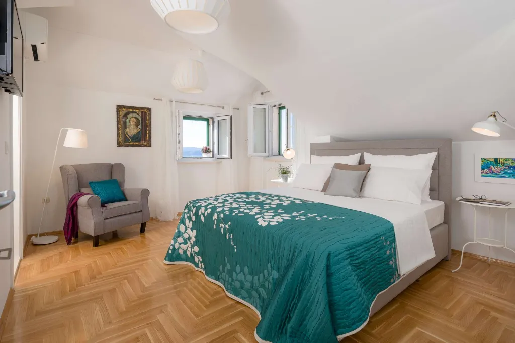 3-Bedroom Villa with Heated Pool and Sea Views in Murvica