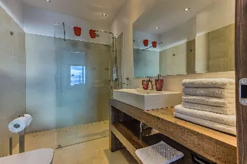 4-Bedroom Villa in Mimice for 8 Guests