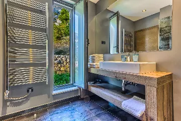 4-Bedroom Villa in Mimice for 8 Guests