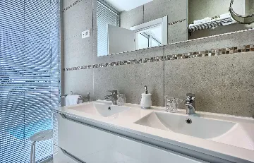 Zaton Mali Modern Villa with Pool, Sleeps 12