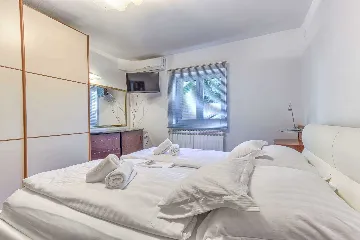 Punat 6-Bedroom Villa with Pool for 12 Guests