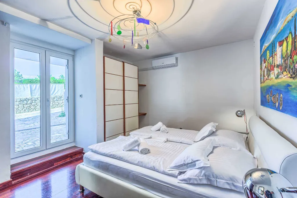 Punat 6-Bedroom Villa with Pool for 12 Guests