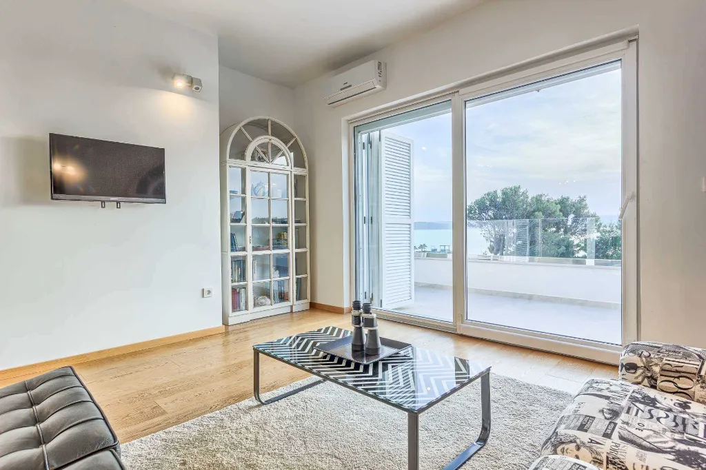 Punat 6-Bedroom Villa with Pool for 12 Guests