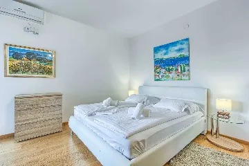 Punat 6-Bedroom Villa with Pool for 12 Guests